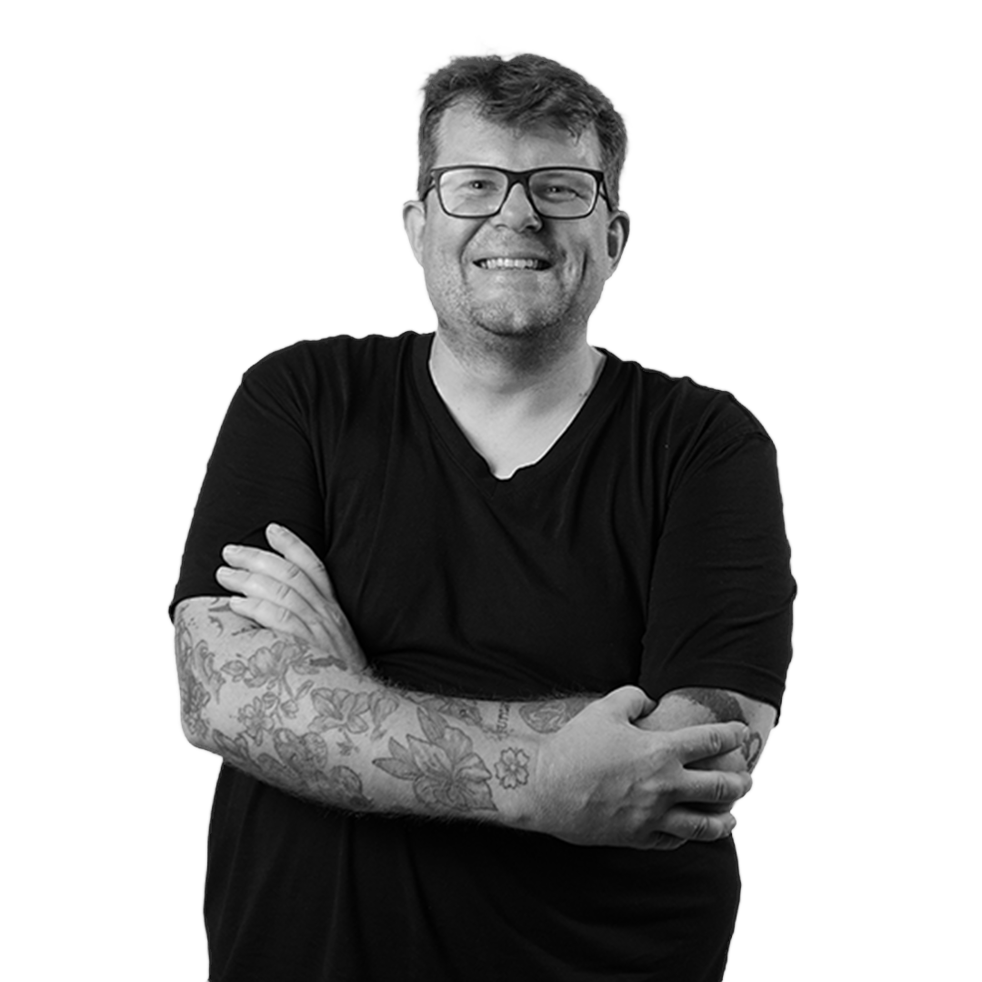 Sven-Olaf Peeck von crowdmedia, Experte für Datenanalyse und datenbasierte Entscheidungen, steht mit verschränkten Armen und lächelt vor weißem Hintergrund