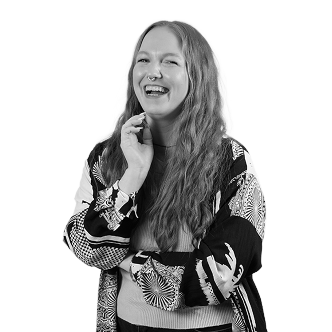 Mitarbeiterfoto von Svenja, einer Frau die in die Kamera lächelt.