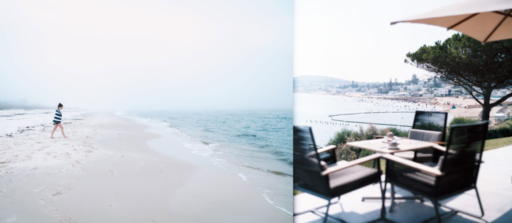 Frau geht am Strand passieren mit Terrasse am Meer